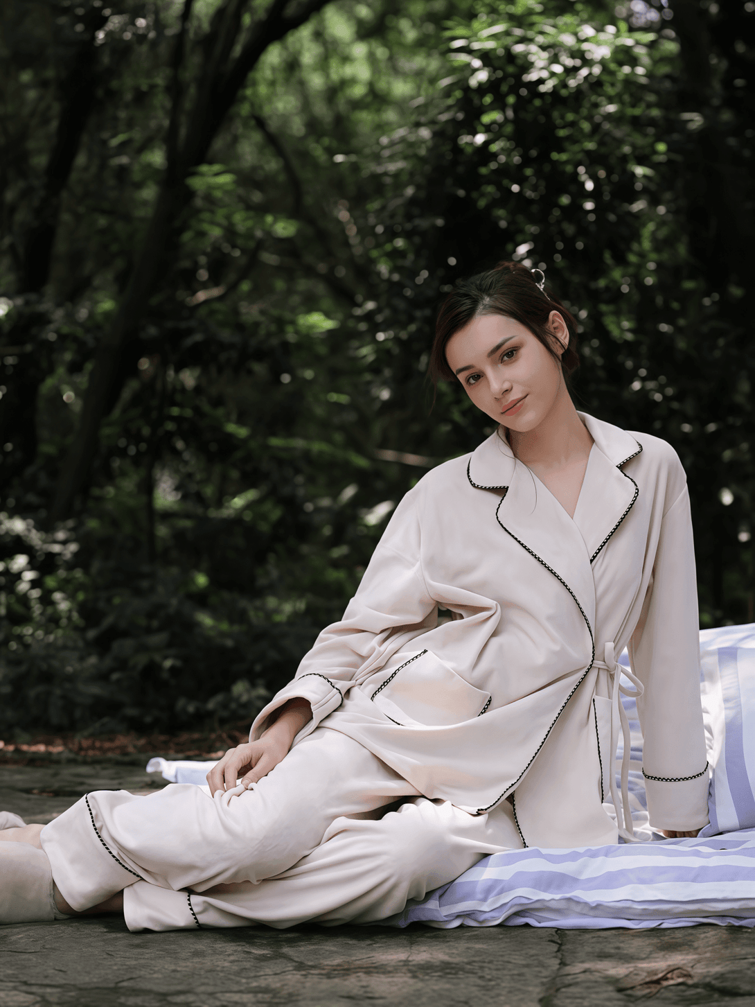 Plush women‘s autumn and winter lace - up lapel long - sleeved pajamas - VINEEMAN